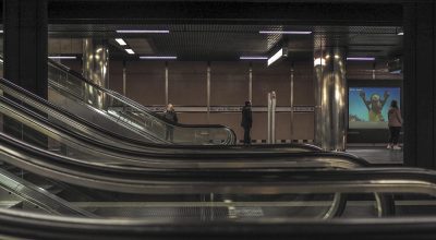 漫蛙漫画热血漫画都市异能日记封面，都市夜景中主角展示异能光效，色彩炫目